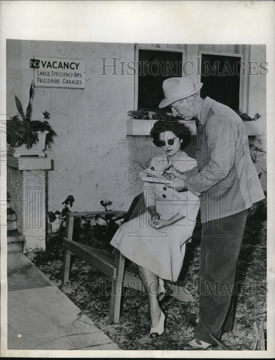1944 Press Photo Mr and Mrs R S Peck Look for Housing in Miami Florida