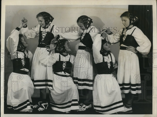 1938 Press Photo A group of girls rehearse a play - nex59603