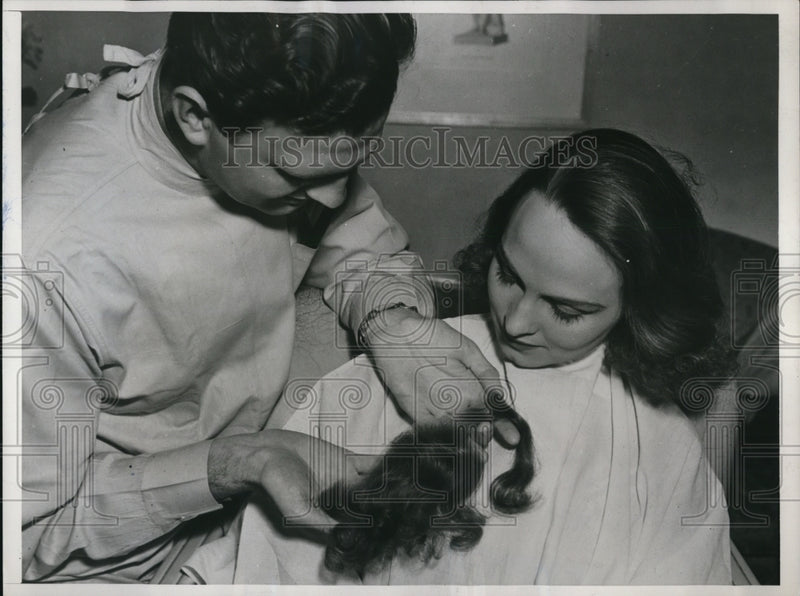 Load image into Gallery viewer, 1938 Press Photo Fredericks &amp; Eve Warwick at wig factory with her own hair
