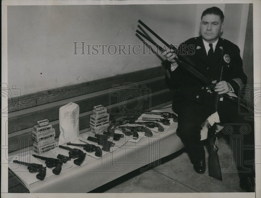 1934 Press Photo La Calif police officer & guns taken from George G Alton