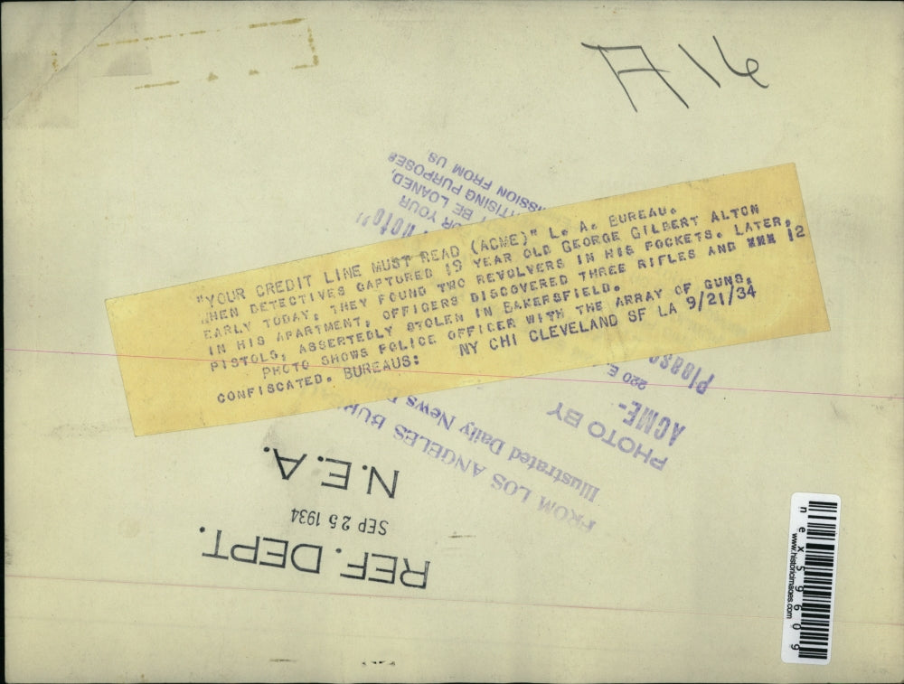 1934 Press Photo La Calif police officer & guns taken from George G Alton