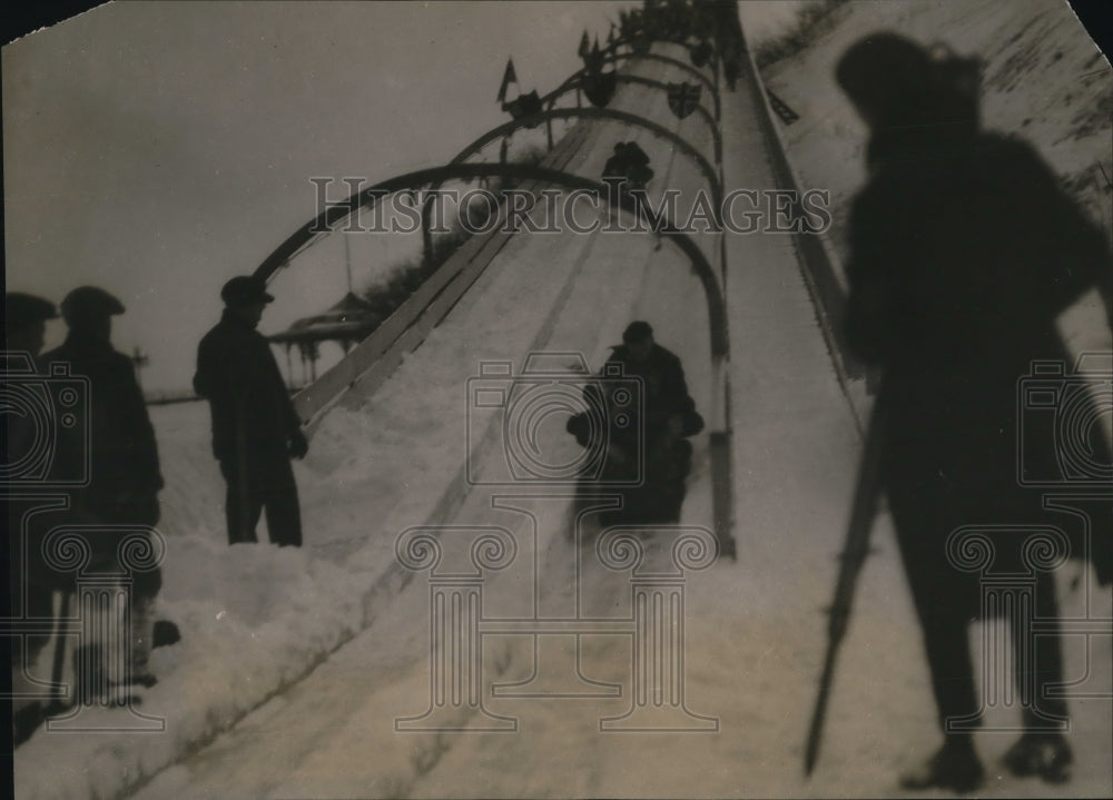 1928 Press Photo People on toboggans sledding at Quebec Canada