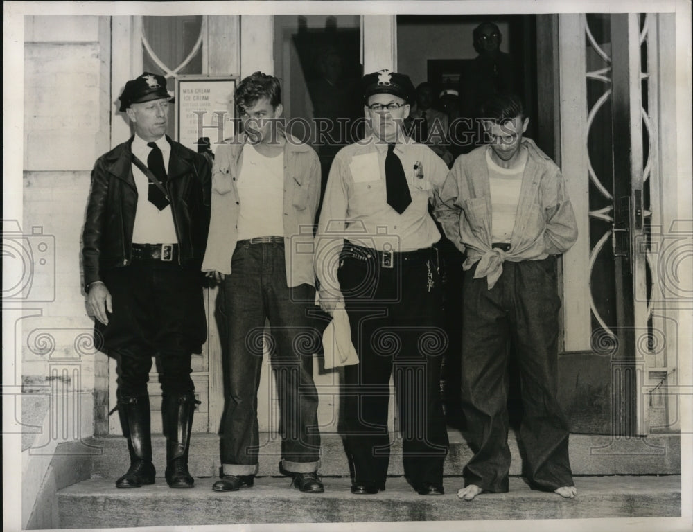 1952 Press Photo Patrolmen Bert Simpson(L) & Robert Schaeffer with Aaron