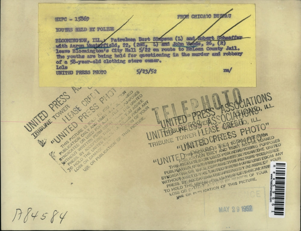 1952 Press Photo Patrolmen Bert Simpson(L) & Robert Schaeffer with Aaron