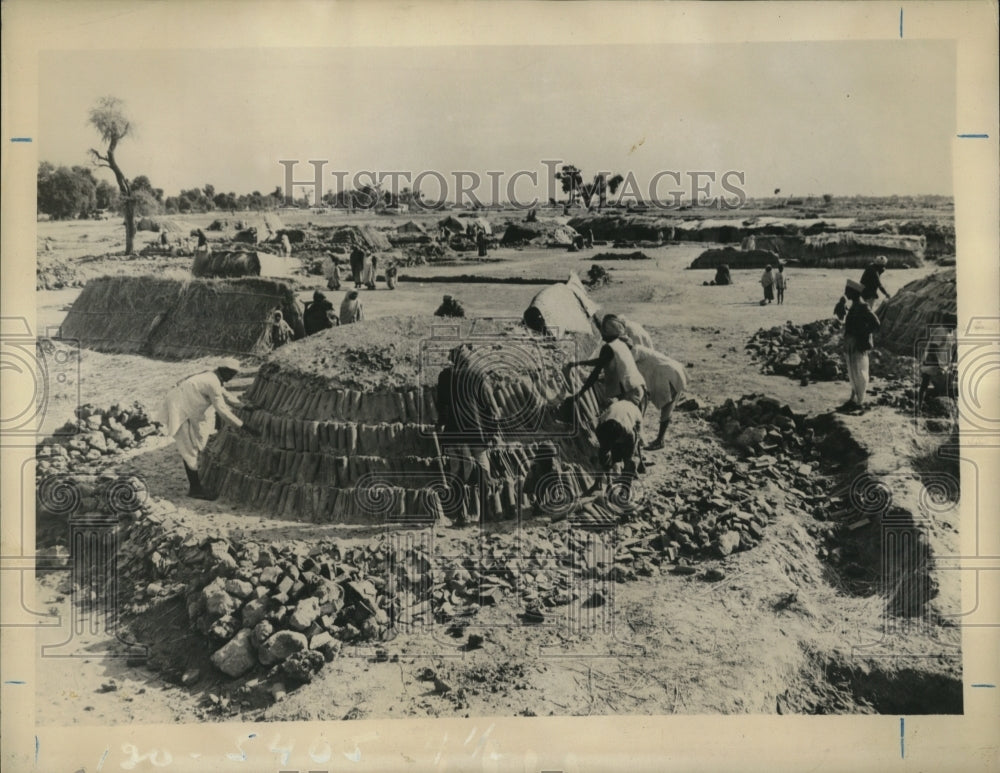 1943 Press Photo India workers at construction of village at an US air base