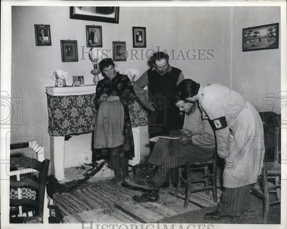 1947 Press Photo Lt William Vale Observing the Greek Election