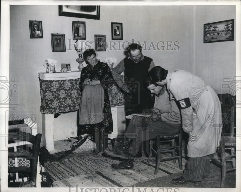 Load image into Gallery viewer, 1947 Press Photo Lt William Vale Observing the Greek Election
