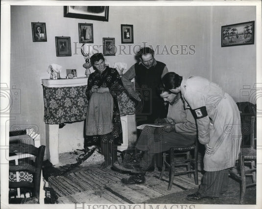 1947 Press Photo Lt William Vale Observing the Greek Election