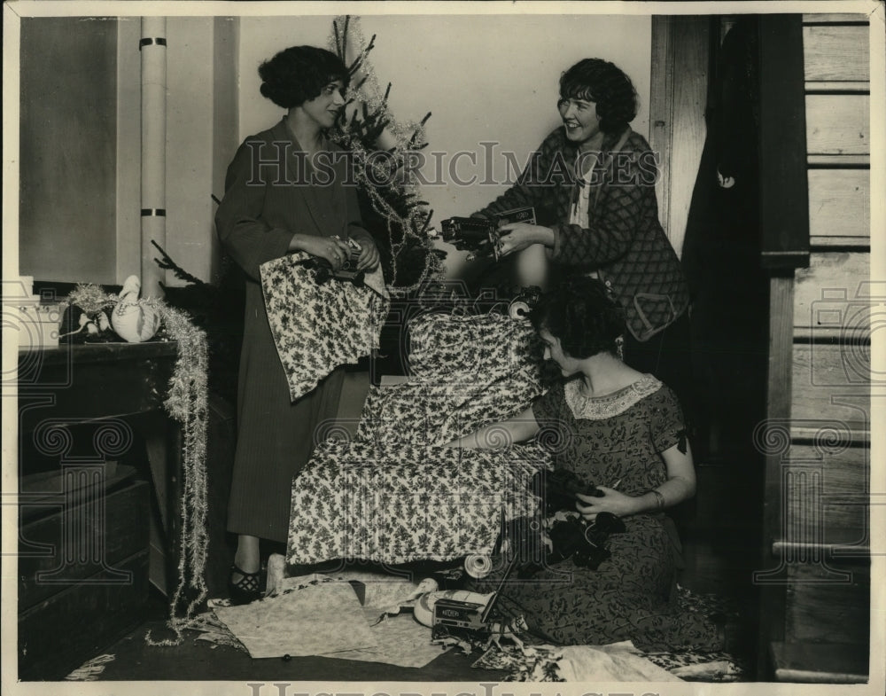1923 Press Photo Margaret Connor, Mary Gant and Mary Parks, Saint Nick's helpers
