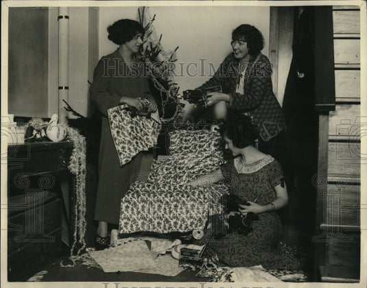 1923 Press Photo Margaret Connor, Mary Gant and Mary Parks, Saint Nick's helpers