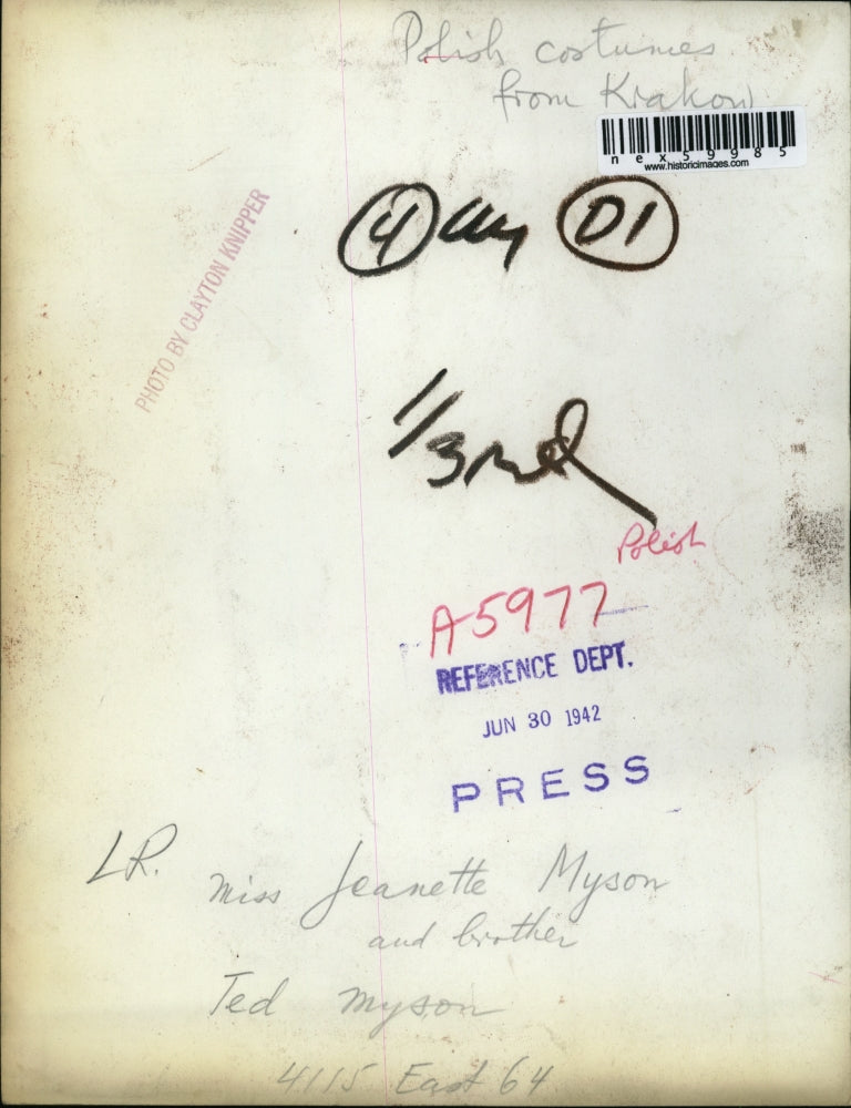 1942 Press Photo Polish Couple in in Traditional Costume / Dress from Krakow