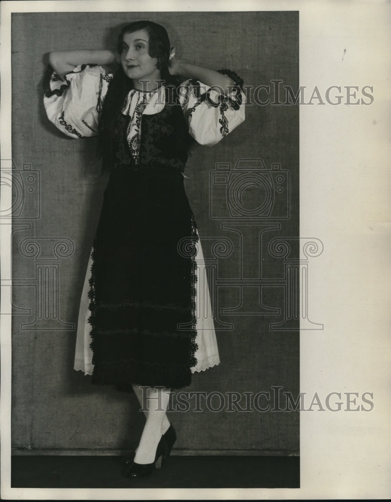 Press Photo Romanian Women in Traditional Saliste Costume / Dress