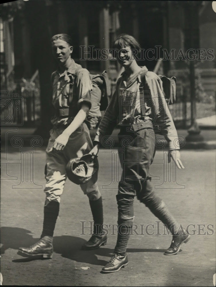 Load image into Gallery viewer, 1922 Press Photo Dorothy Phillips &amp; brother James B Glover walk DC to Louisana
