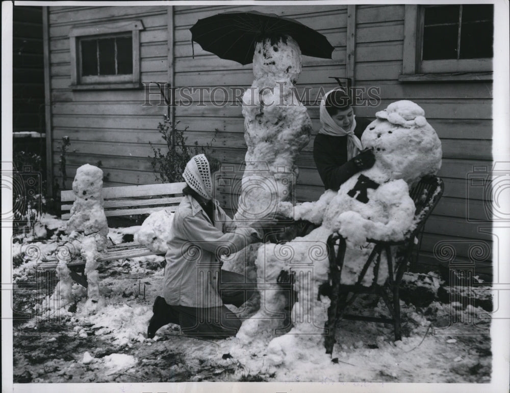 1953 Press Photo Chicago Ill Dolarita & Dorothy Heaney building snowmen