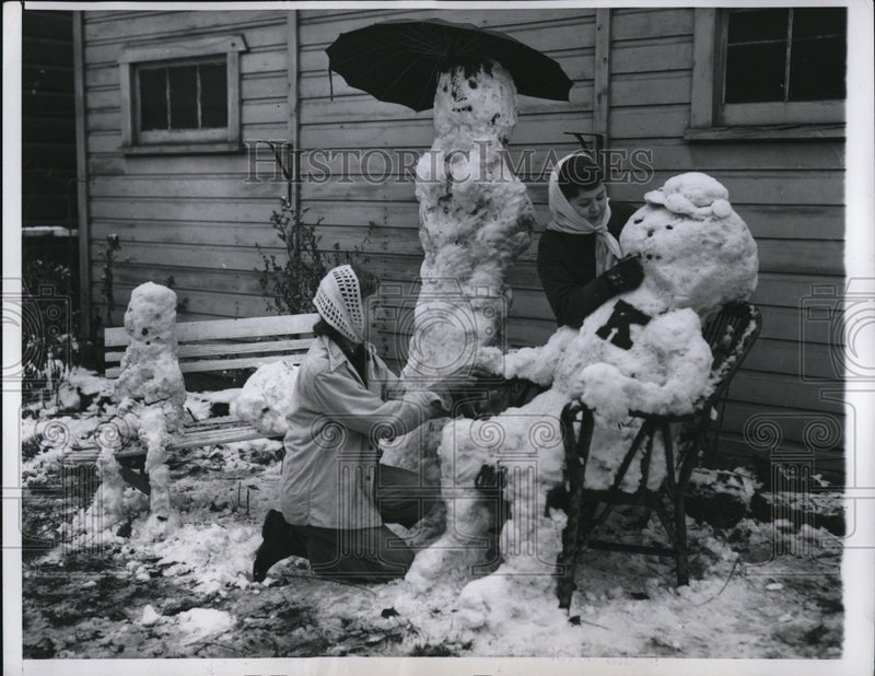 Load image into Gallery viewer, 1953 Press Photo Chicago Ill Dolarita &amp; Dorothy Heaney building snowmen
