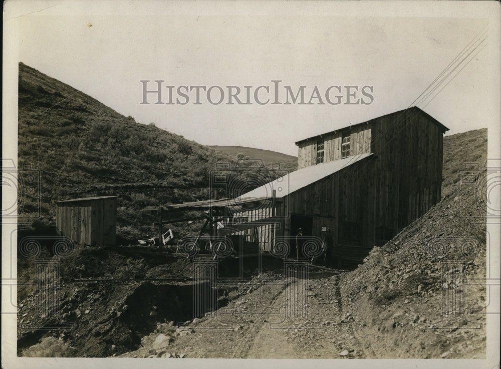 1922 Press Photo Grace Carmalt & one of her miners at a mine