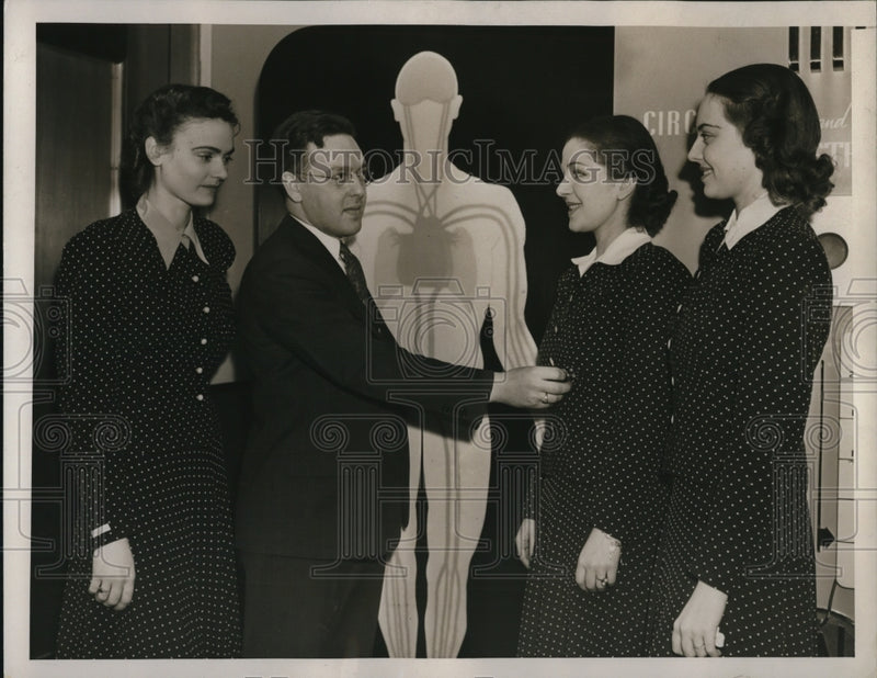 Load image into Gallery viewer, 1939 Press Photo Sam Cunningham, Rbt Kellogg Jr, Denora Dolin,Carol Dennis

