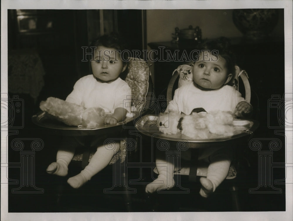 1935 Press Photo Twin Girls Myrna & Myrtle Papurt, Daughters of Dr. Louis