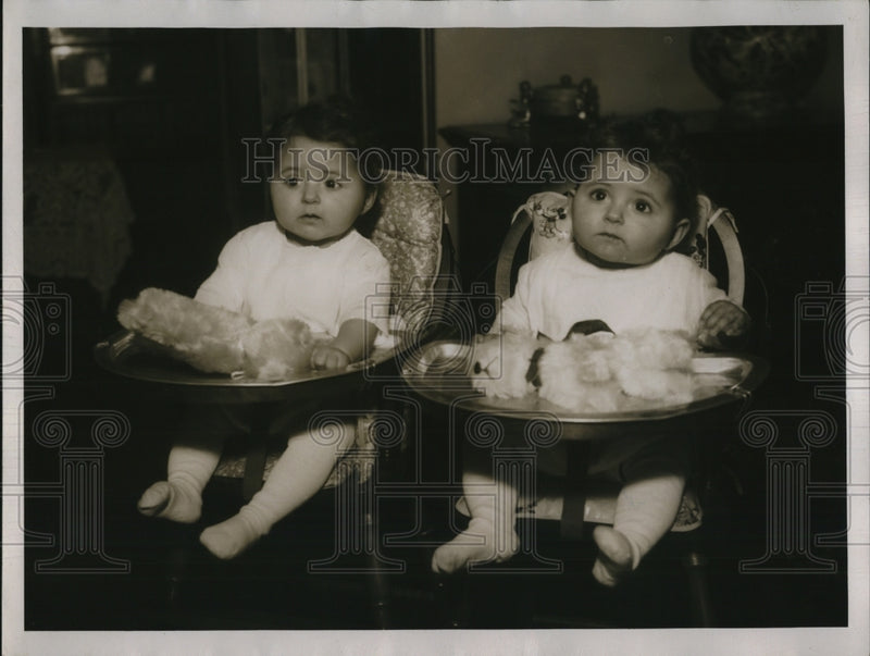 Load image into Gallery viewer, 1935 Press Photo Twin Girls Myrna &amp; Myrtle Papurt, Daughters of Dr. Louis
