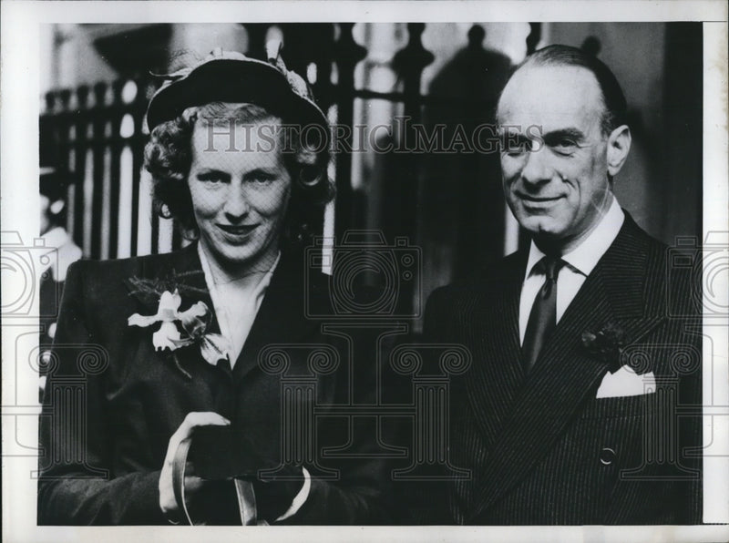 Load image into Gallery viewer, 1946 Press Photo Vic Oliver, American Comedian &amp; his bride Natalie Conder
