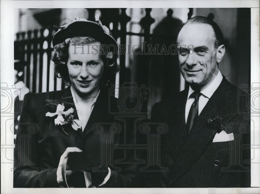 1946 Press Photo Vic Oliver, American Comedian & his bride Natalie Conder