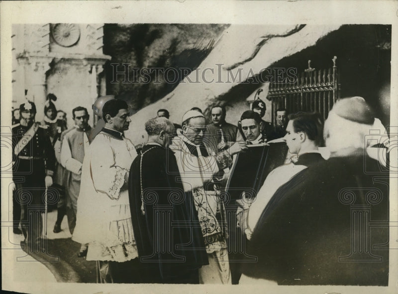 Load image into Gallery viewer, 1928 Press Photo Pope Pius XI Blesses College for Religious Propaganda, Rome
