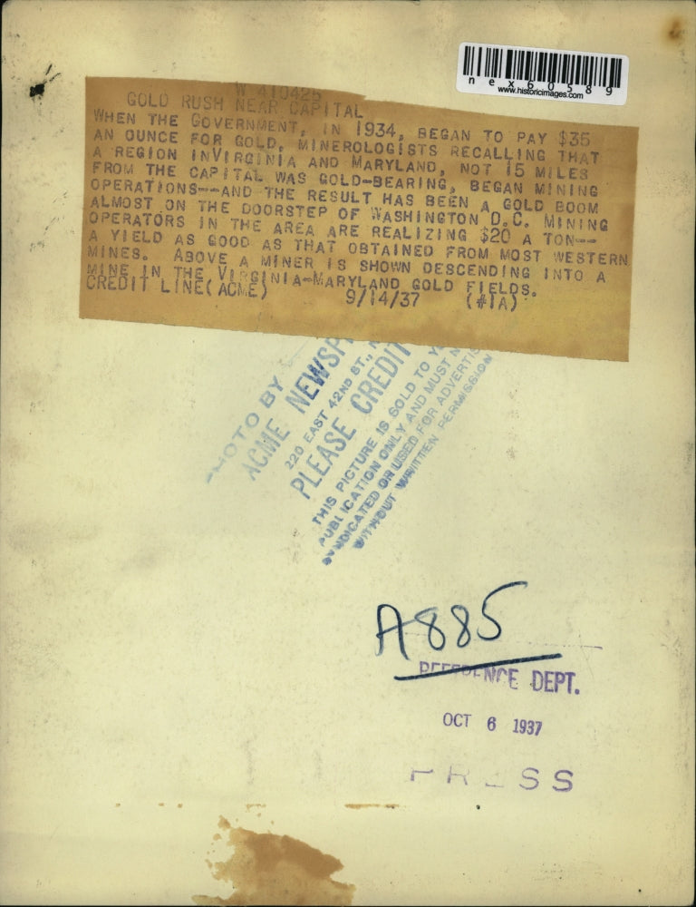 1937 Press Photo Miner Climbing Down Ladder in Virginia-Maryland Gold Fields