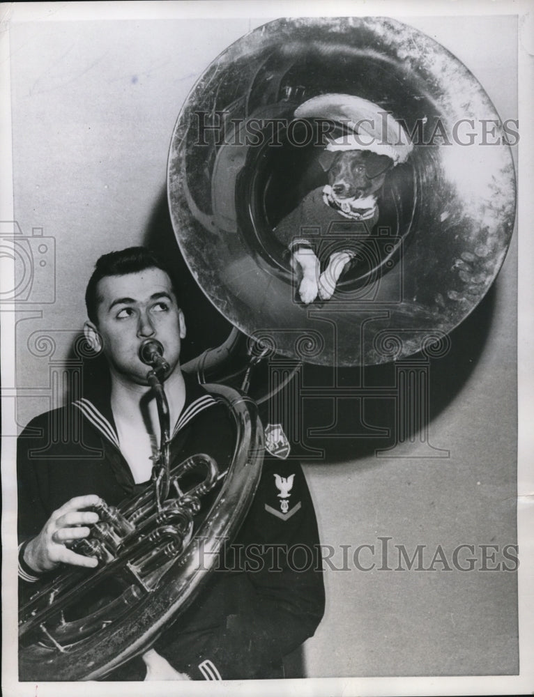 Load image into Gallery viewer, 1957 Press Photo Naples Italy Dave Perlman US Navy musician
