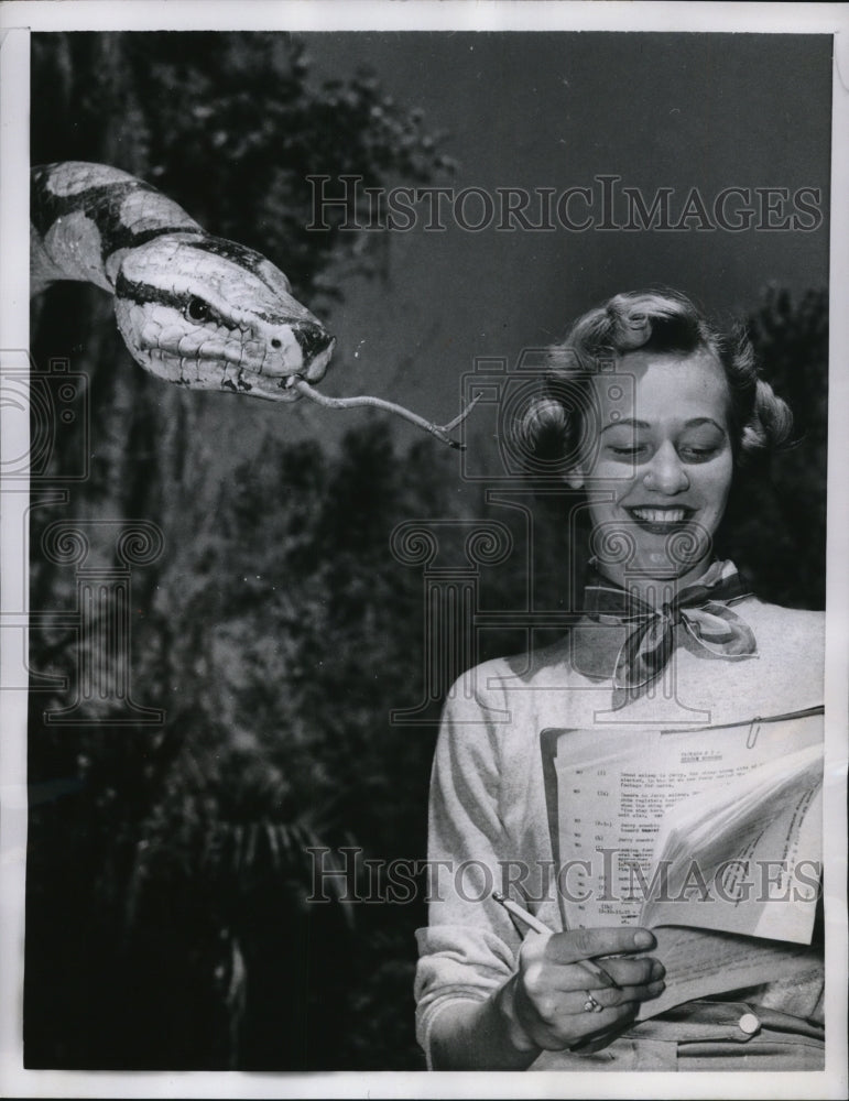 Load image into Gallery viewer, 1956 Press Photo Longwood Fla Lois Eldridge TV script girl &amp; python

