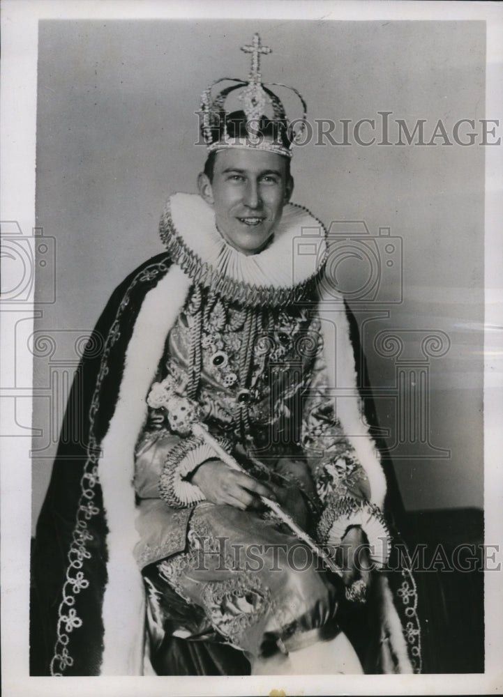 Load image into Gallery viewer, 1937 Press Photo Frank M Parker King of 10th Rhodendron Fest at Ashville NC
