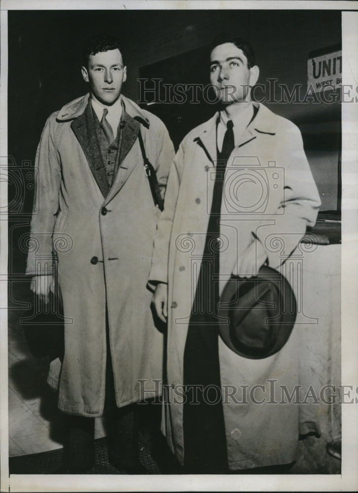 Load image into Gallery viewer, 1935 Press Photo Drs Horace Pettit &amp; Sergeant Pepper Univ of Pa Med research
