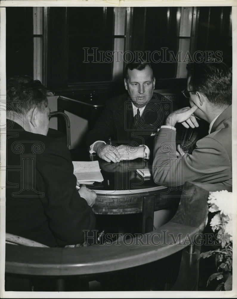 Load image into Gallery viewer, 1952 Press Photo Mundy Peale pres of Republic Aviation Corp &amp; reporters
