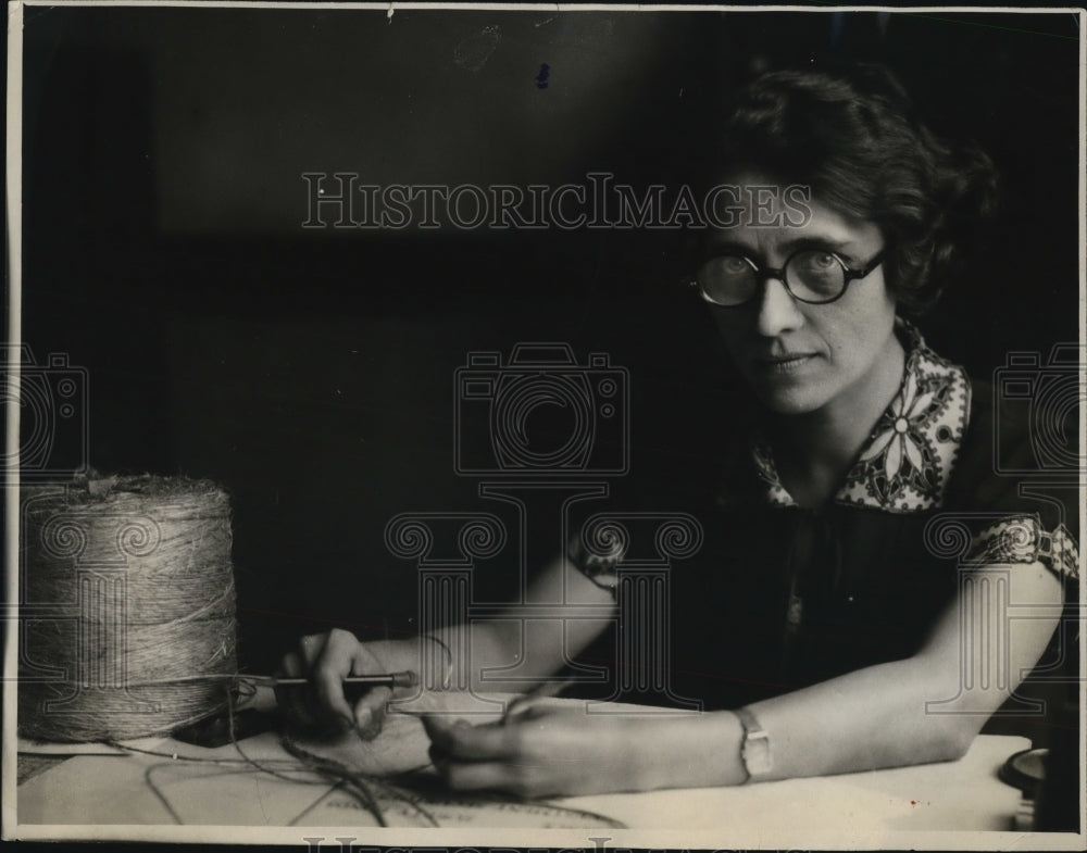 1925 Press Photo Ella Peterson works with fine twine