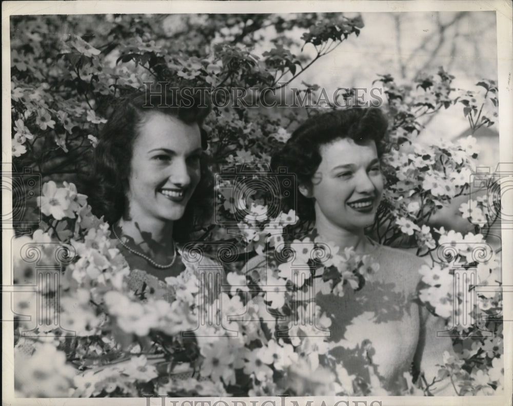 1945 Press Photo L-R Marky Parsons & Margaret Fountain, Campus Beauty Queens