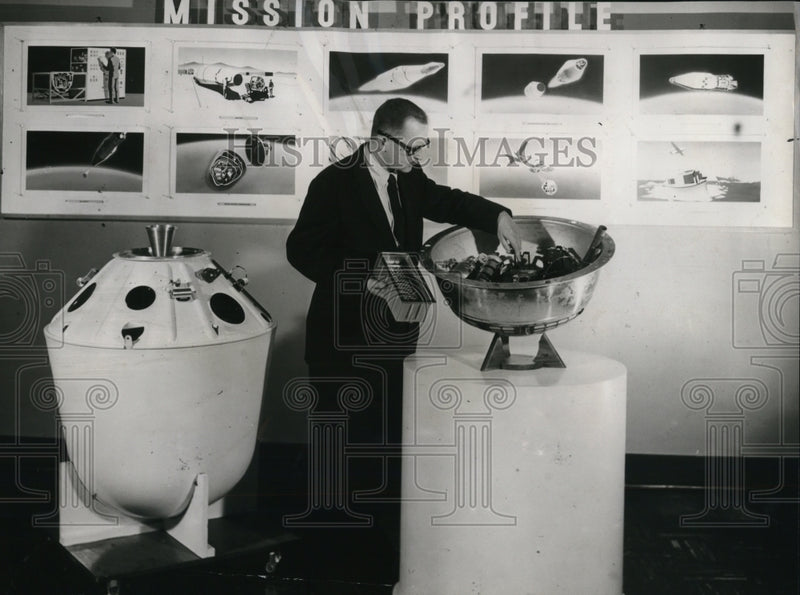 Load image into Gallery viewer, 1959 Press Photo T.M. Pettey, Mgr. of Aero-medical engineering for Gen. Electric
