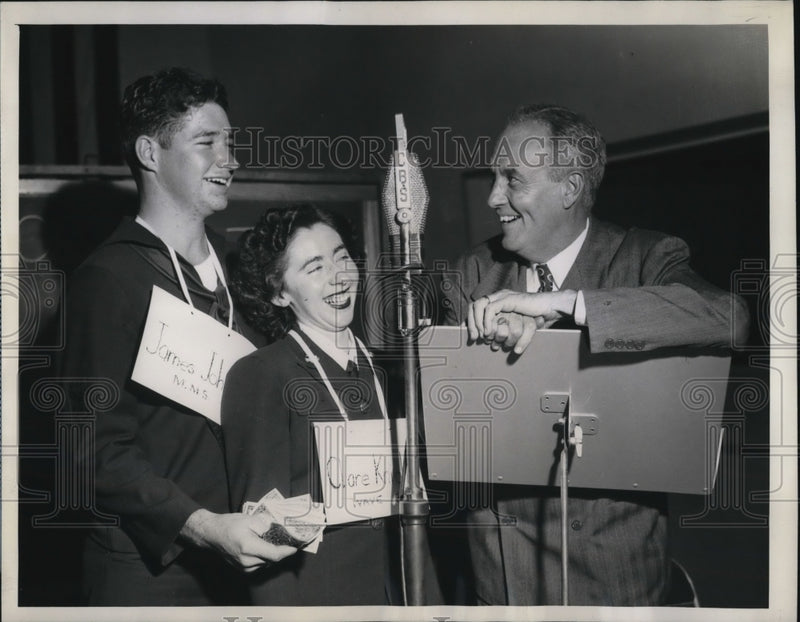 Load image into Gallery viewer, 1943 Press Photo Jim Mcwilliams CBS show Correction Please &amp; contestants
