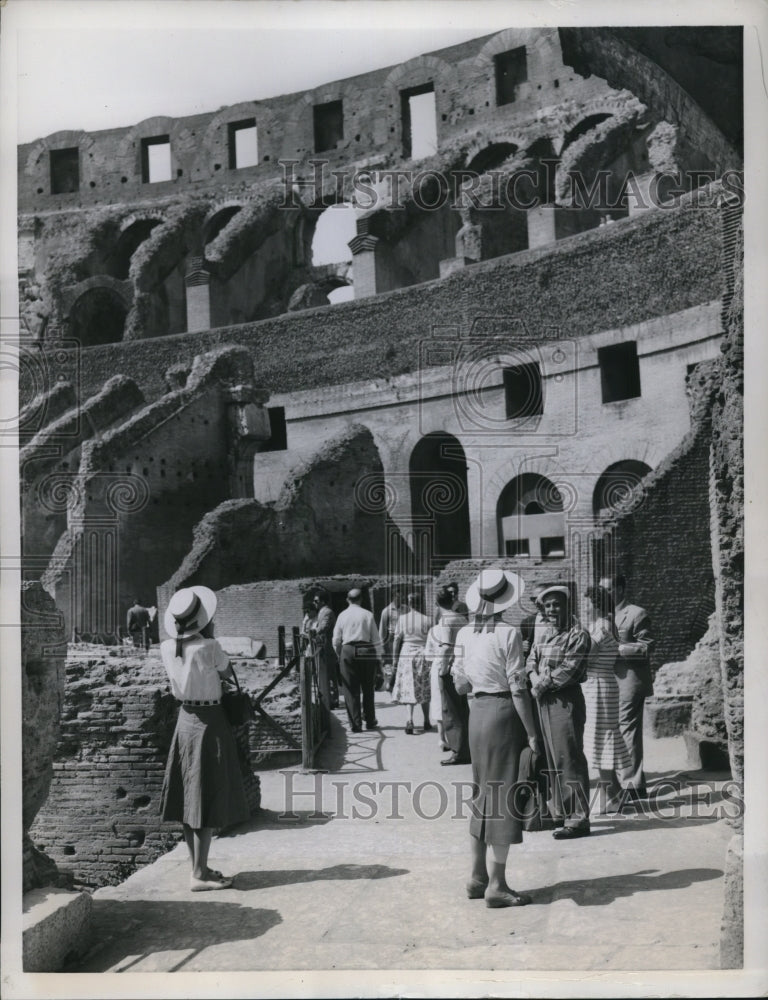 1958 Press Photo Tourists visit the famed Roman Colosseum