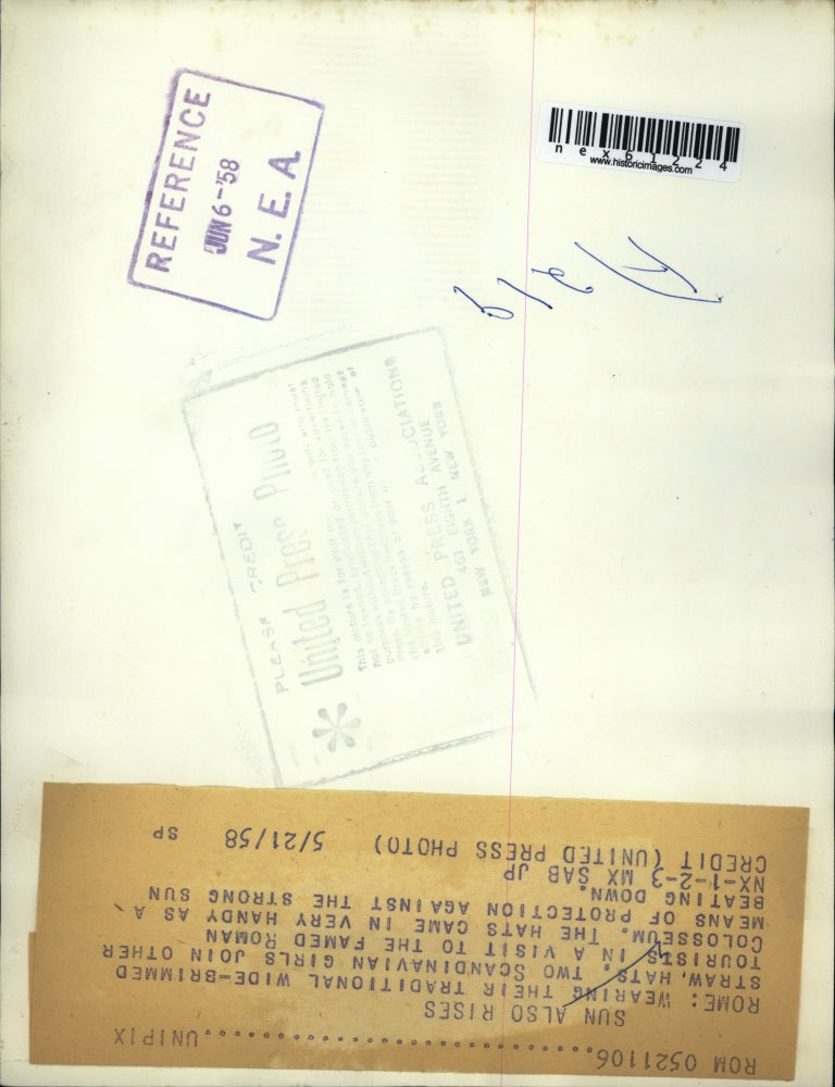 1958 Press Photo Tourists visit the famed Roman Colosseum