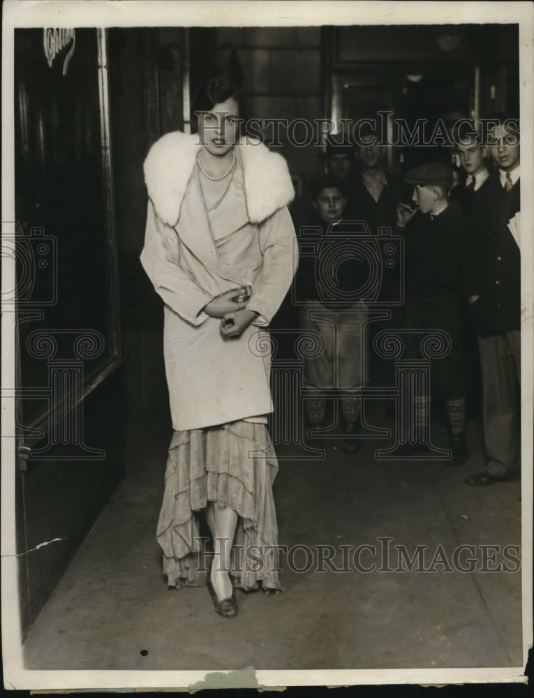 Load image into Gallery viewer, 1929 Press Photo Gladys Blackwell at opening night Natl Horse show

