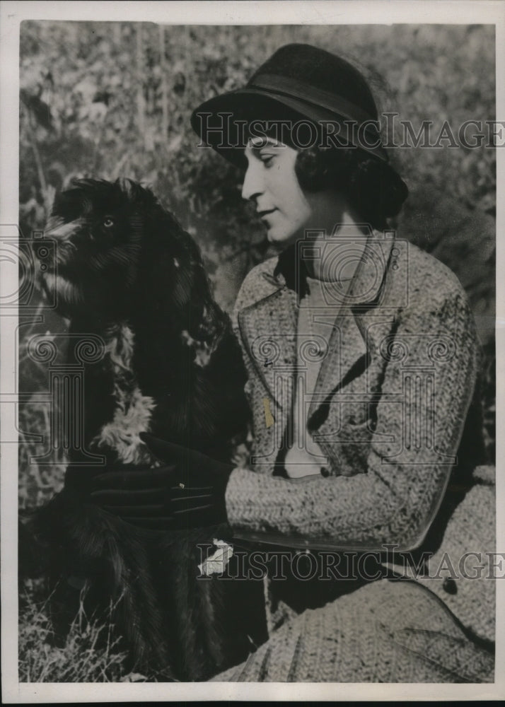 1939 Press Photo Philadelphia Pa Frances Packard & her dog after threat