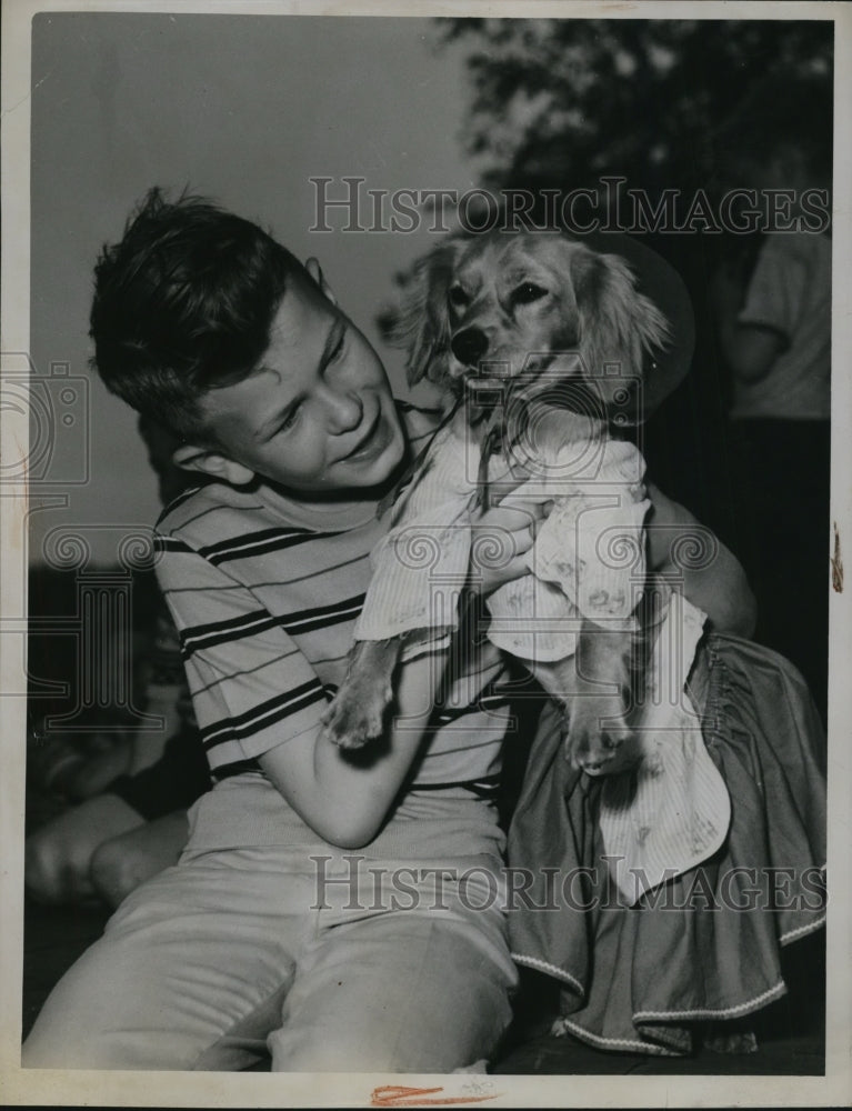 Load image into Gallery viewer, 1923 Press Photo David Paden age 10 &amp; his dog Trixie
