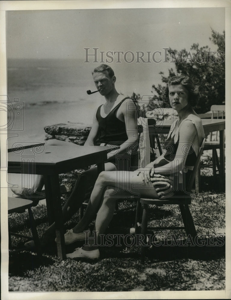 Load image into Gallery viewer, 1932 Press Photo Mr &amp; Mrs FM Palmer of NY vacation in Bermuda
