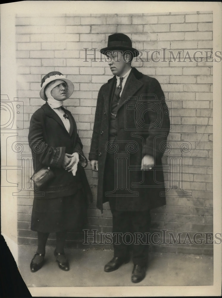 1923 Press Photo Jeanette Pullano wounded in knife attack Det J McCarthy