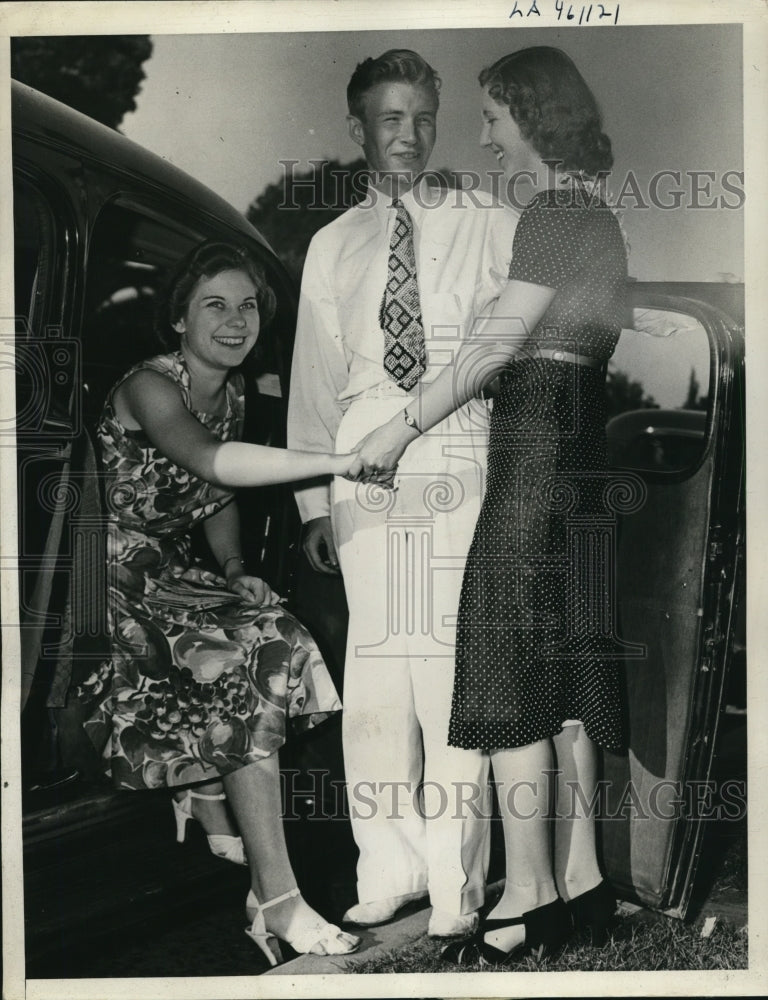 1938 Press Photo Roderic Edson Frances Lee Heck Betty Piper Drive to Pasadena