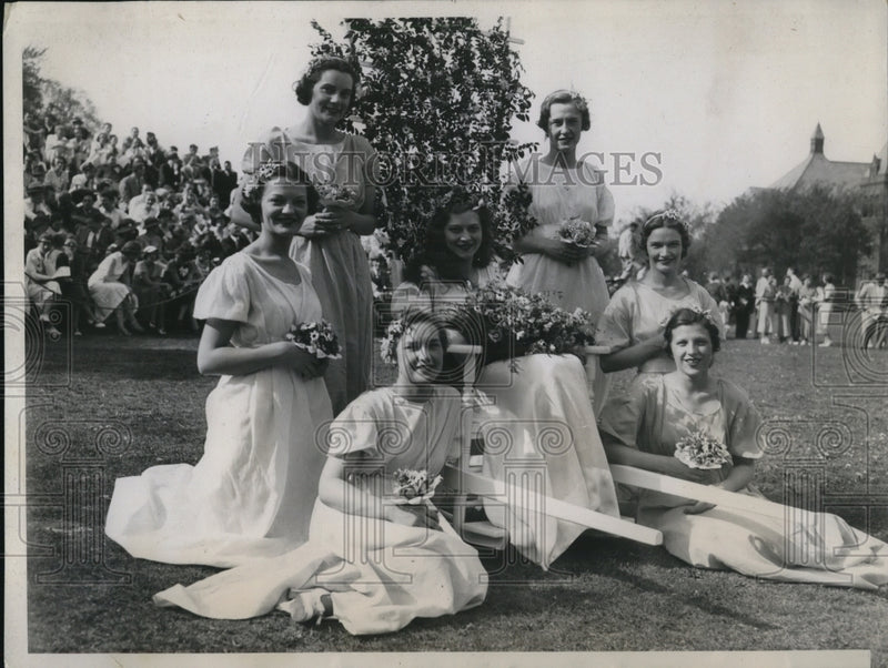 Load image into Gallery viewer, 1934 Press Photo Northwestern U Oak Park Ill May Queen Helen Carvey
