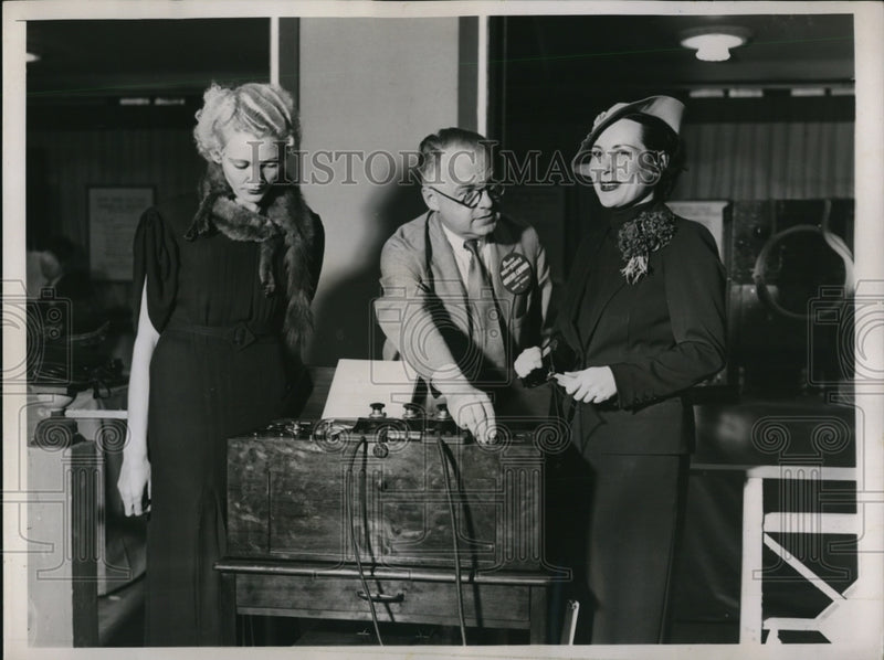 Load image into Gallery viewer, 1935 Press Photo Dr Orestes Caldwell, M Duke , Corianna Mura
