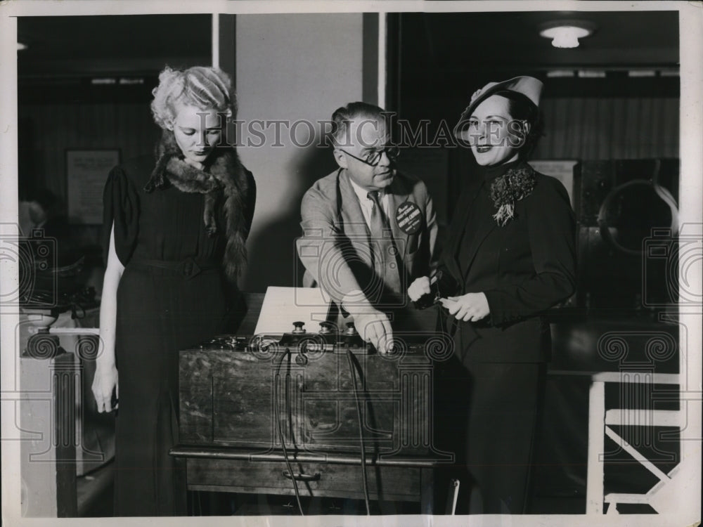1935 Press Photo Dr Orestes Caldwell, Marylyn Duke and Corinna Mura atExposition