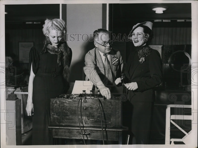 Load image into Gallery viewer, 1935 Press Photo Dr Orestes Caldwell, Marylyn Duke and Corinna Mura atExposition
