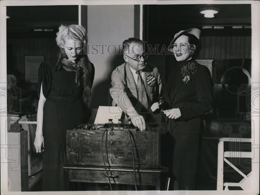 1935 Press Photo Dr Orestes Caldwell, Marylyn Duke and Corinna Mura atExposition