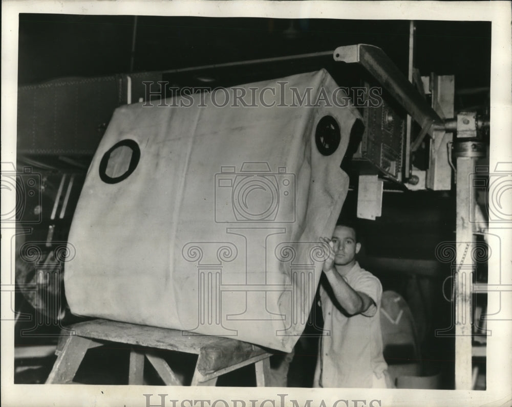 1940 Press Photo Worker installs gas tank at Douglas Aircraft Co. plant- Historic Images